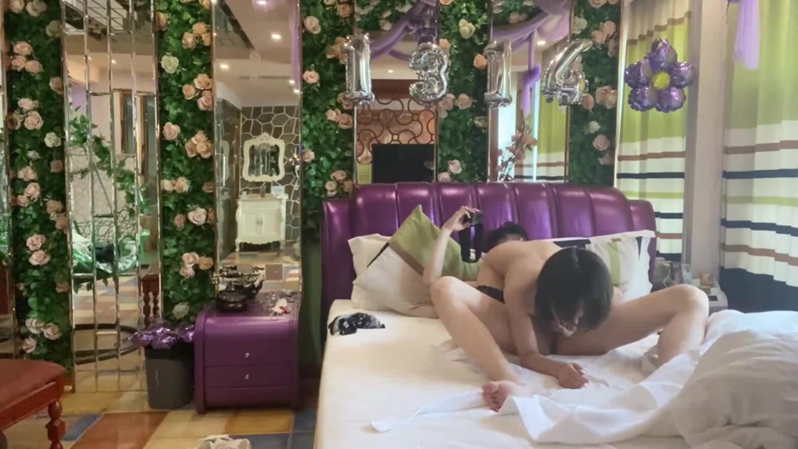 Gái Xinh Vừa Tốt Nghiệp Bị Sếp Đè Ra Sofa Văn Phòng Địt Nát Lồn